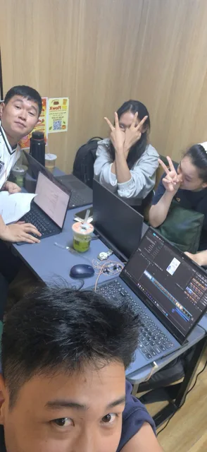 Các thành viên OZE trao đổi ý tưởng bên những chiếc laptop trong buổi học nhóm.