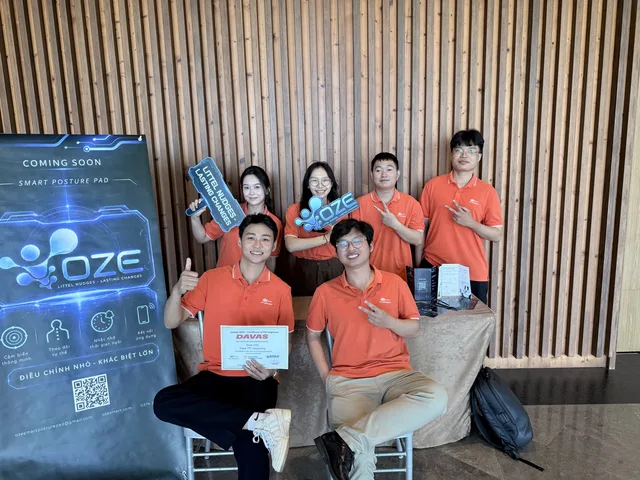 Đội ngũ OZE bên gian trưng bày và chứng nhận DAVAS 2026.