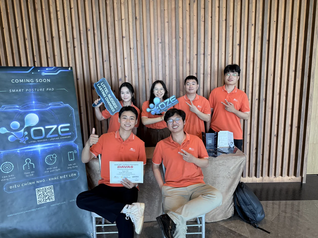 Đội ngũ OZE bên gian trưng bày và chứng nhận DAVAS 2026.