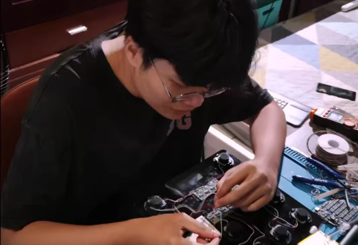 Lắp ráp và tinh chỉnh linh kiện cảm biến của đệm OZE.