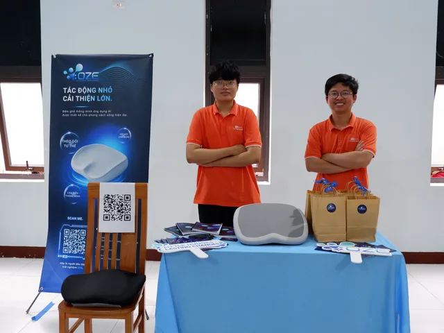 Đội ngũ OZE bên gian trưng bày tại showcase Mỹ An, Đà Nẵng.