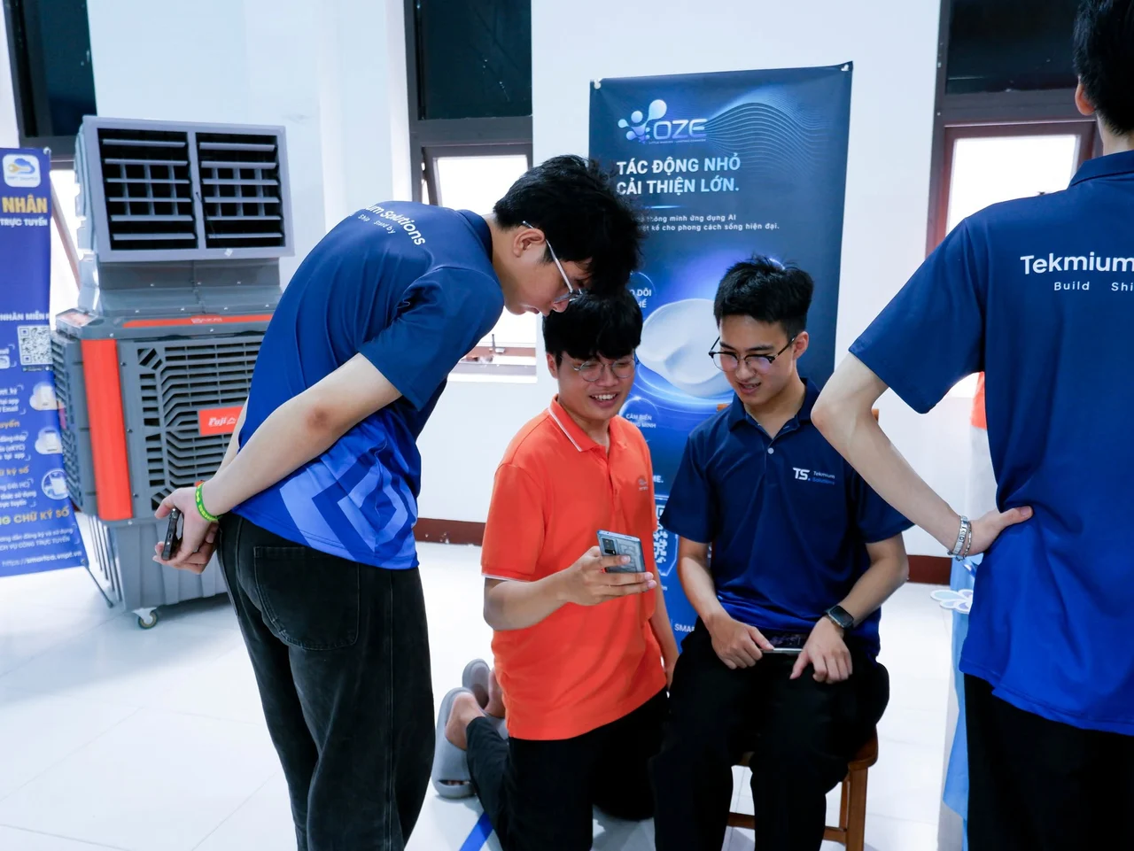 Khách tham quan cùng đội ngũ trải nghiệm đệm và ứng dụng OZE.