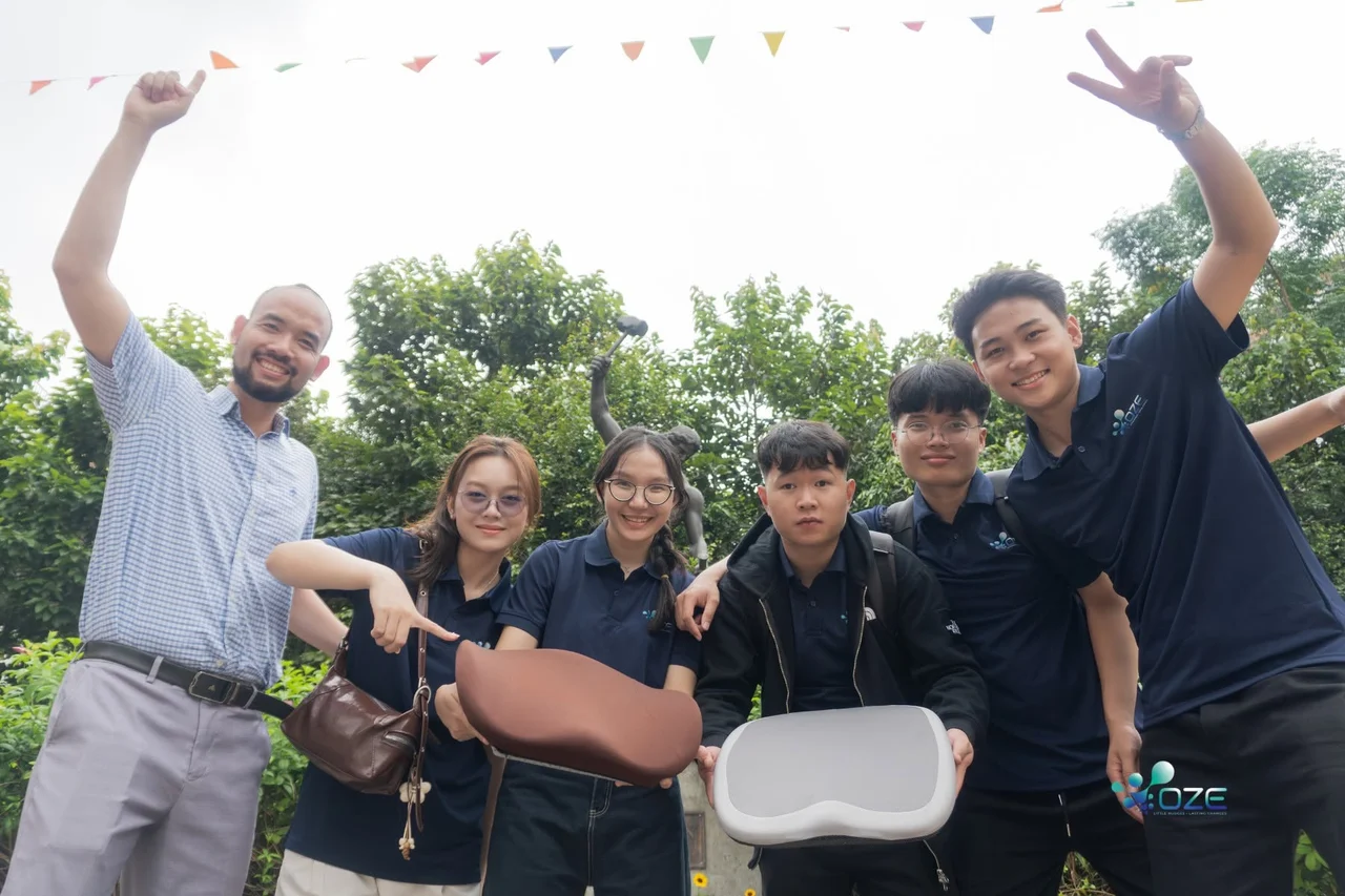 Đội ngũ OZE chụp ảnh cùng hai mẫu đệm ngoài trời.