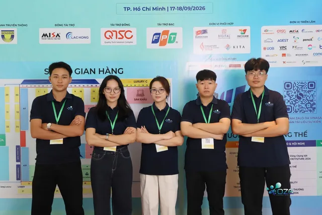Đội ngũ OZE tại khu gian hàng VietFuture 2026.